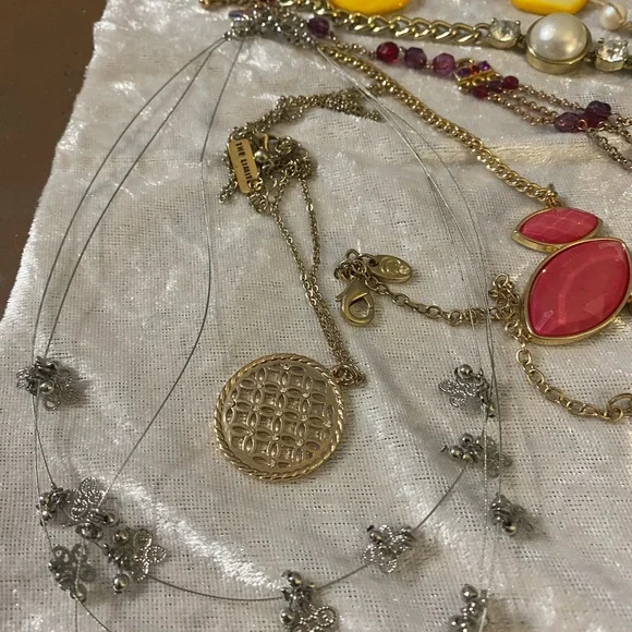 Jessica Simpson, Charming Charlie, Robert Rose to name a few ~14 necklace lot. - Picture 5 of 8